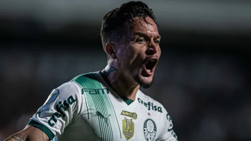 Artur, atacante ex-Palmeiras comemora seu gol durante partida contra o Goias no estádio Serrinha pelo Brasileirão
