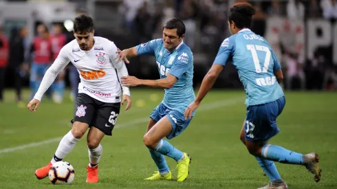 Jogador Fagner do Corinthians disputa lance com jogador do Racing durante partida no estadio Arena Corinthians pelo campeonato Copa Sul-Americana 2019 Foto: Alan  Morici/AGIF
