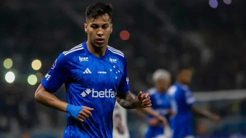 Kaio Jorge jogador do Cruzeiro comemora seu gol durante partida contra o Lanús no Estádio Mineirão pela Copa Sul-Americana 2024. Foto: Fernando Moreno/AGIF
