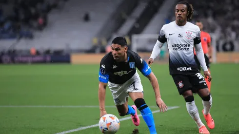 SP – SAO PAULO – 24/10/2024 – COPA SUL-AMERICANA 2024, CORINTHIANS X RACING – Ramalho jogador do Corinthians disputa lance com Salas jogador do Racing durante partida no estadio Arena Corinthians pelo campeonato Copa Sul-Americana 2024. Foto: Ettore Chiereguini/AGIF
