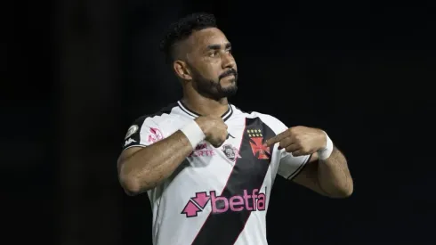 Payet é elogiado pela torcida do Vasco após vitória contra o Cuiabá
