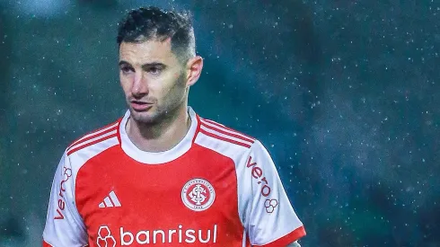 Alario em campo pelo Inter