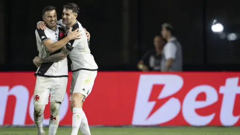 Hugo Moura jogador do Vasco comemora seu gol com Vegetti jogador da sua equipe durante partida contra o Athletico-PR no Estádio São Januário pelo Campeonato Brasileiro A 2024. Foto: Jorge Rodrigues/AGIF
