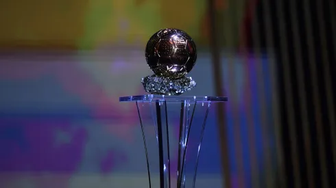 Troféu da Bola de Ouro. (Foto de Aurelien Meunier/Getty Images)