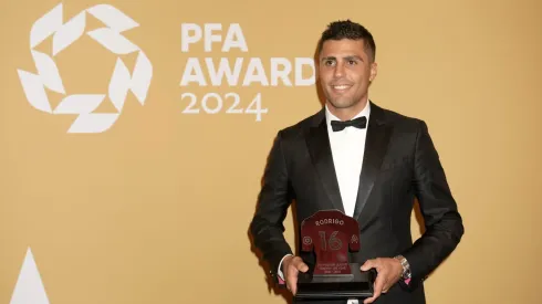 Rodri durante a premiação Premier League Team of the Year. Photo by Christopher Furlong/Getty Images