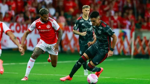 RS – PORTO ALEGRE – 30/10/2024 – BRASILEIRO A 2024, INTERNACIONAL X FLAMENGO – Wesley jogador do Internacional disputa lance com Alcaraz jogador do Flamengo durante partida no estadio Beira-Rio pelo campeonato Brasileiro A 2024. Foto: Luiz Erbes/AGIF
