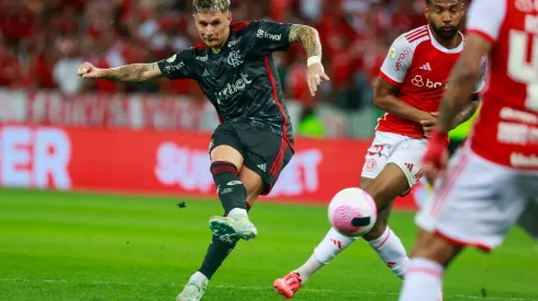 Varela jogador do Flamengo durante partida contra o Internacional. Foto: Luiz Erbes/AGIF
