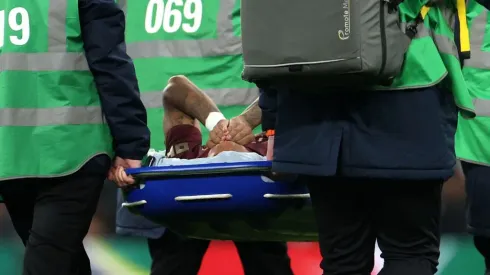 Savinho sai de campo chorando. Foto: Alex Pantling/Getty Images