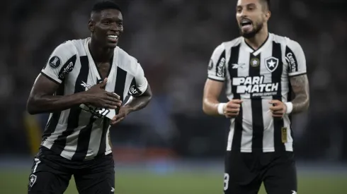 Luiz Henrique jogador do Botafogo comemora seu gol com Alex Telles. Foto: Jorge Rodrigues/AGIF
