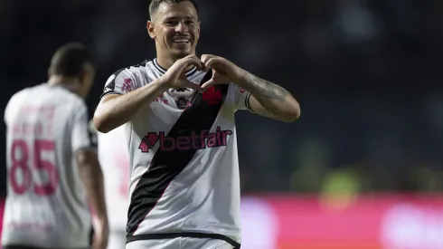 Hugo Moura jogador do Vasco comemora seu gol durante partida contra o Cuiaba. Foto: Jorge Rodrigues/AGIF
