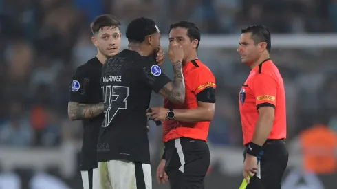 Martínez durante conversa com o juiz do jogo. Photo by Marcelo Endelli/Getty Images
