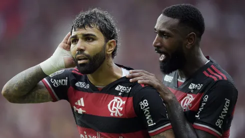 Gabriel jogador do Flamengo comemora seu gol com Gerson jogador da sua equipe durante partida contra o Atlético-MG no  Maracanã pela Copa Do Brasil 2024. Foto: Alexandre Loureiro/AGIF
