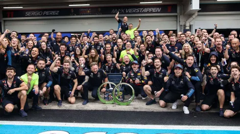 Equipe da Red Bull comemorando a vitória de Verstappen em São Paulo
