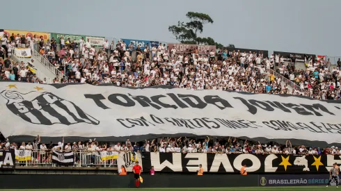 SC – JOINVILLE – 07/09/2024 – BRASILEIRO B 2024, BRUSQUE X SANTOS – Torcida do Santos durante partida contra Brusque no estadio Arena Joinville pelo campeonato Brasileiro B 2024. Foto: Lucas Gabriel Cardoso/AGIF
