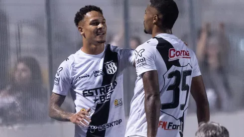 Gabriel Novaes jogador do Ponte Preta comemora seu gol durante partida contra o Brusque no estadio Moises Lucarelli pelo campeonato Brasileiro B 2024. (Foto: Diogo Reis/AGIF)
