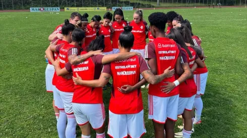 Thaíni, comemora retorno após lesão com as companheiras do Internacional que foca na semifinal do Gauchão Feminino 
