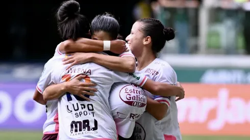 Jogadoras da Ferroviária comemoram gol contra o Palmeiras no jogo de volta do Paulistão Feminino 
