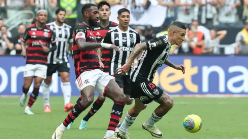 Guilherme Arana jogador do Atlético-MG disputa lance com Gerson jogador do Flamengo durante partida pela Copa Do Brasil 2024. Foto: Gilson Lobo/AGIF
