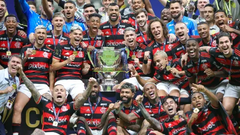 Jogadores do Flamengo comemoram o título de Campeão e levantam a taça da Copa do Brasil ao final da partida contra o Atlético na Arena MRV pela Copa Do Brasil 2024.  Foto: Gilson Lobo/AGIF
