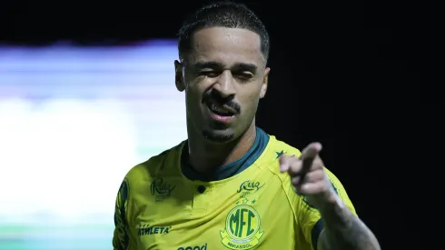 Dellatorre jogador do Mirassol comemora seu gol com jogadores do seu time durante partida contra o Coritiba no estadio Jose Maria de Campos Maia pelo campeonato Brasileiro B 2024. Foto: Pedro Zacchi/AGIF
