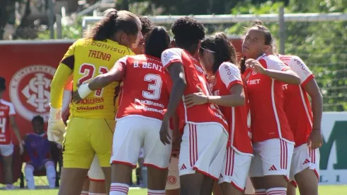 Tainá, goleira do Internacional conversa com as companheiras de elenco minutos antes do duelo contra o Juventude no jogo de ida pelo Gauchão Feminino