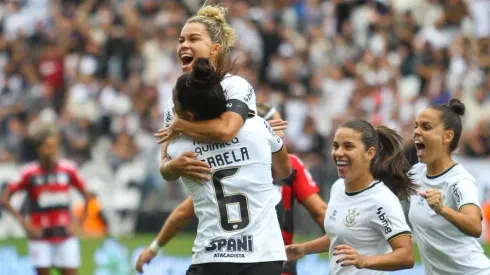 Tamires do Corinthians comemora com as companheiras a goleada de 4 a 1 sobre o Flamengo, na Neo Química – Supercopa Feminina do Brasil 2023
