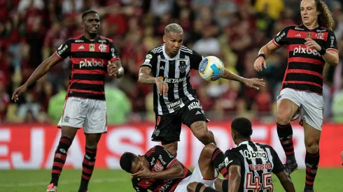 Deyverson jogador do Atlético-MG durante partida contra o Flamengo no Maracanã pelo Campeonato Brasileiro A 2024. Foto: Thiago Ribeiro/AGIF
