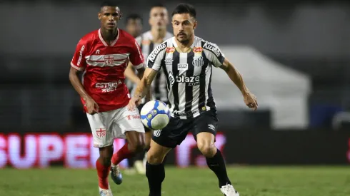 Santos x CRB terá transmissão ao vivo do Bolavip Brasil às 14h30 deste domingo (17). Foto: Marlon Costa/AGIF
