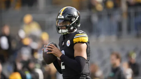 Justin Fields durante jogo entre Pittsburgh Steelers vs Baltimore Ravens. Brook Ward / Apparent Media Group Pittsburgh USA
