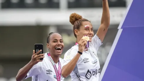 Paola comemora vitória do Santos sobre o Bragantino pela Copa Paulista Feminina ao lado da<br />
companheira de equipe Carol Baiana
