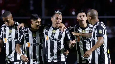 – Eduardo Vargas ao lado de jogadores do Atlético-MG
