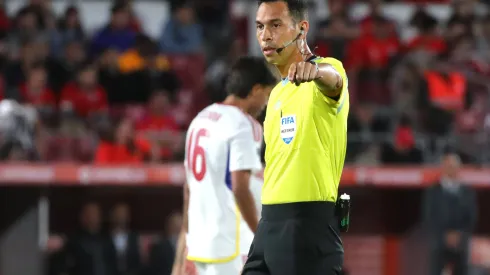 Futbol, Chile vs Venezuela. Eliminatorias al mundial 2026. El arbitro Facundo Tello dirige el partido de las clasificatorias al mundial de la Fifa 2026 entre Chile y Venezuela disputado en el estadio Nacional de Santiago, Chile. 19/11/2024 Jonnathan Oyarzun/Photosport Football, Chile vs Venezuela. 2026 FIFA World Cup, WM, Weltmeisterschaft, Fussball qualifiers. Referee Facundo Tello leads a 2026 Fifa World Cup qualifier match between Chile and Venezuela at the National stadium in Santiago, Chile. 19/11/2024 Jonnathan Oyarzun/Photosport Chile vs Venezuela, eliminatorias al mundial 2026 PUBLICATIONxNOTxINxCHI