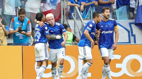 Barreal comemorando gol com atletas do Cruzeiro