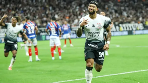 Depay marca dois gols em triunfo do Corinthians por 3 a 0 sobre o Bahia na Neo Química Arena
