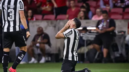Savarino jogador do Botafogo comemora seu gol durante partida contra o Internacional. Foto: Maxi Franzoi/AGIF