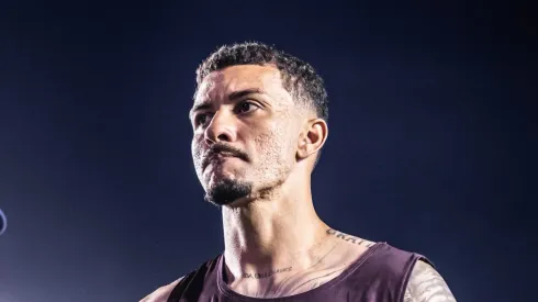 Alison durante partida contra o Vila Nova.