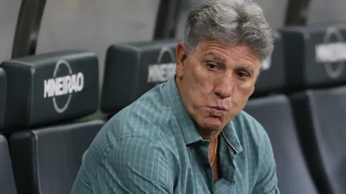 Renato Gaúcho observa rendimento da equipe - Foto: Gilson Lobo/AGIF