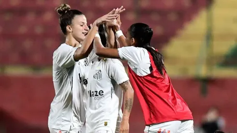 Sereinhas da Vila comemoram classificação com vitória de 1 a 0 sobre o Corinthians nas quartas de final da Copinha Feminina 
