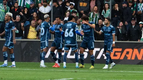 Tevis comemorando seu gol pela Raposa. Foto: Cruzeiro