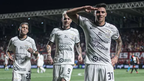 Mantuan, Adson e Róger Guedes comemorando gol pelo Corinthians
