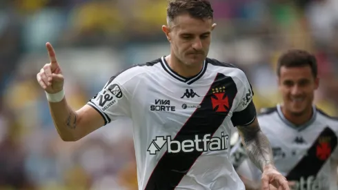 MT – CUIABA – 08/12/2024 – BRASILEIRO A 2024, CUIABA X VASCO – Vegetti jogador do Vasco comemora seu gol com Philippe Coutinho jogador da sua equipe durante partida contra o Cuiaba no estadio Arena Pantanal pelo campeonato Brasileiro A 2024. Foto: Gil Gomes/AGIF
