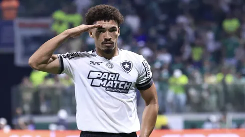 Adryelson jogador do Botafogo comemora seu gol durante partida contra o Palmeiras. Foto: Marcello Zambrana/AGIF