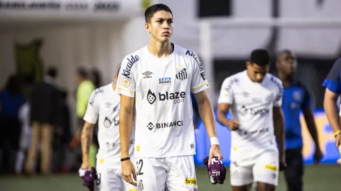 Jair Cunha jogador do Santos durante partida contra o Sao Paulo no estadio Vila Belmiro pelo campeonato Brasileiro A 2023. Foto: Abner Dourado/AGIF