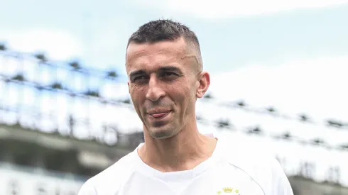 Apresentação do meio-campista na Vila Belmiro.