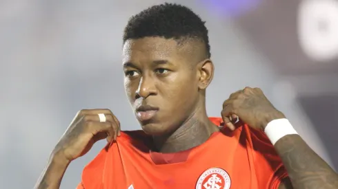 Vitão, zagueiro do Internacional