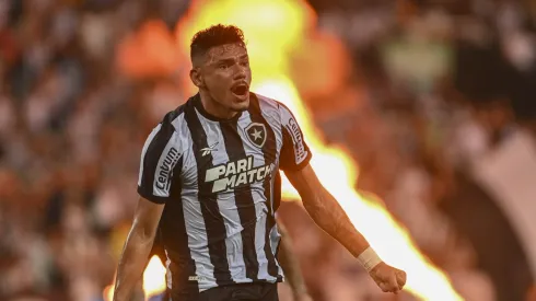 Botafogo toma decisão sobre futuro de Tiquinho Soares