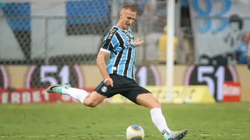 Rodrigo Ely esteve no ataque na reta final do Grenal.