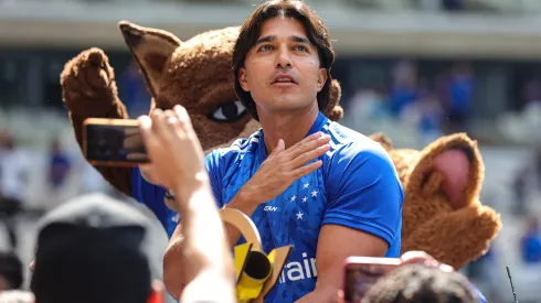 MG - BELO HORIZONTE - 07/04/2024 - MINEIRO 2024, CRUZEIRO X ATLETICO-MG - FINAL 2 - Marcelo Morenoj ogador do Cruzeiro se despede da carreira de jogador antes partida contra o Atletico-MG no estadio Mineirao pelo campeonato Mineiro 2024. Foto: Gilson Lobo/AGIF