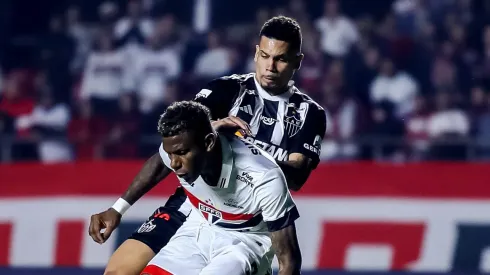 Paulinho em duelo contra o São Paulo. Foto: Marco Miatelo/AGIF
