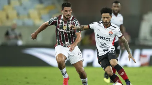 Gabriel Pires ex-jogador do Fluminense disputa lance com Matheusinho jogador do Vitoria. Foto: Jorge Rodrigues/AGIF
